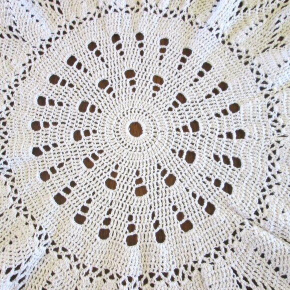Vtg large 22"(56cm)round crocheted ecru white cotten table doily 22"(56cm) x 22" - Picture 4 of 11